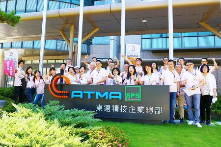 Фотография группового посещения штаб-квартиры ATMA